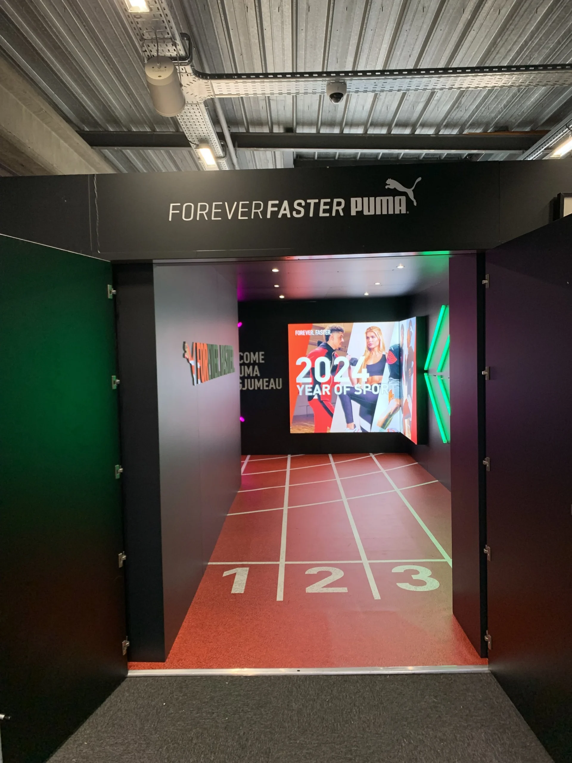 Détail du cadre lumineux ARKA — habillage PUMA en magasin Intersport