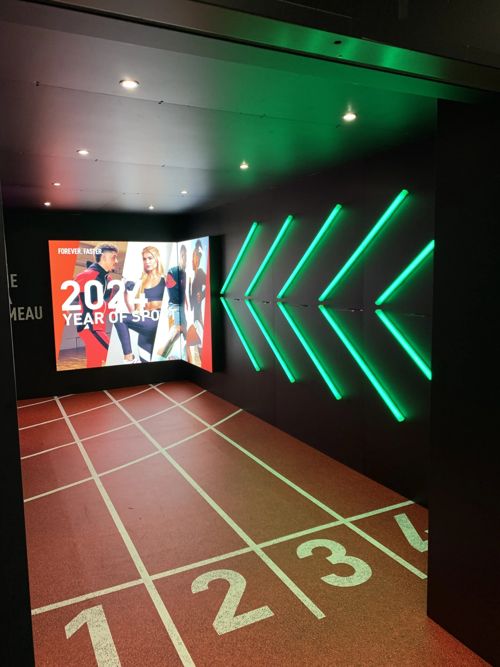 Mise en scène produits PUMA — éclairage homogène et branding