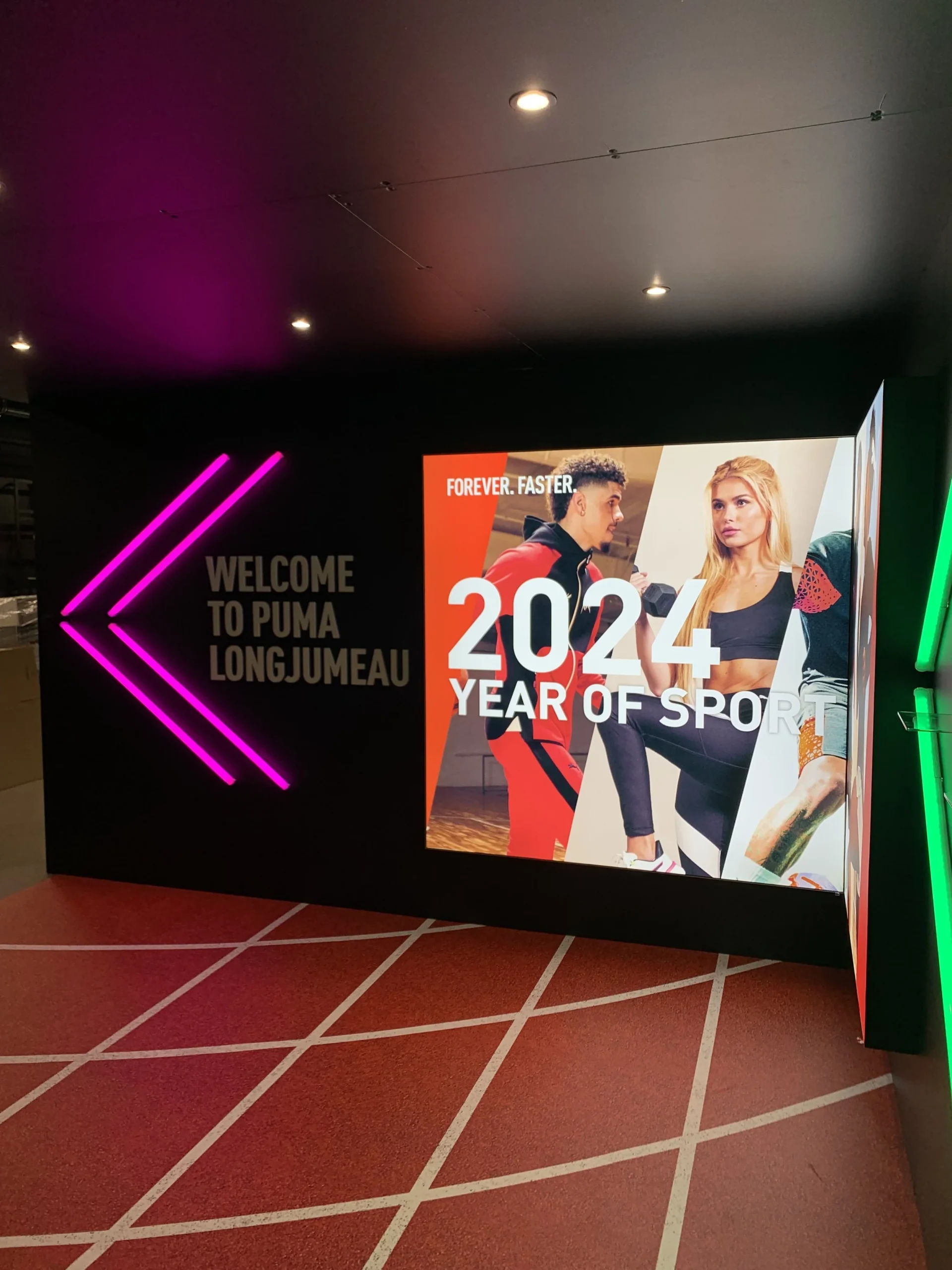 Signalétique retail PUMA — intégration des cadres lumineux ARKA