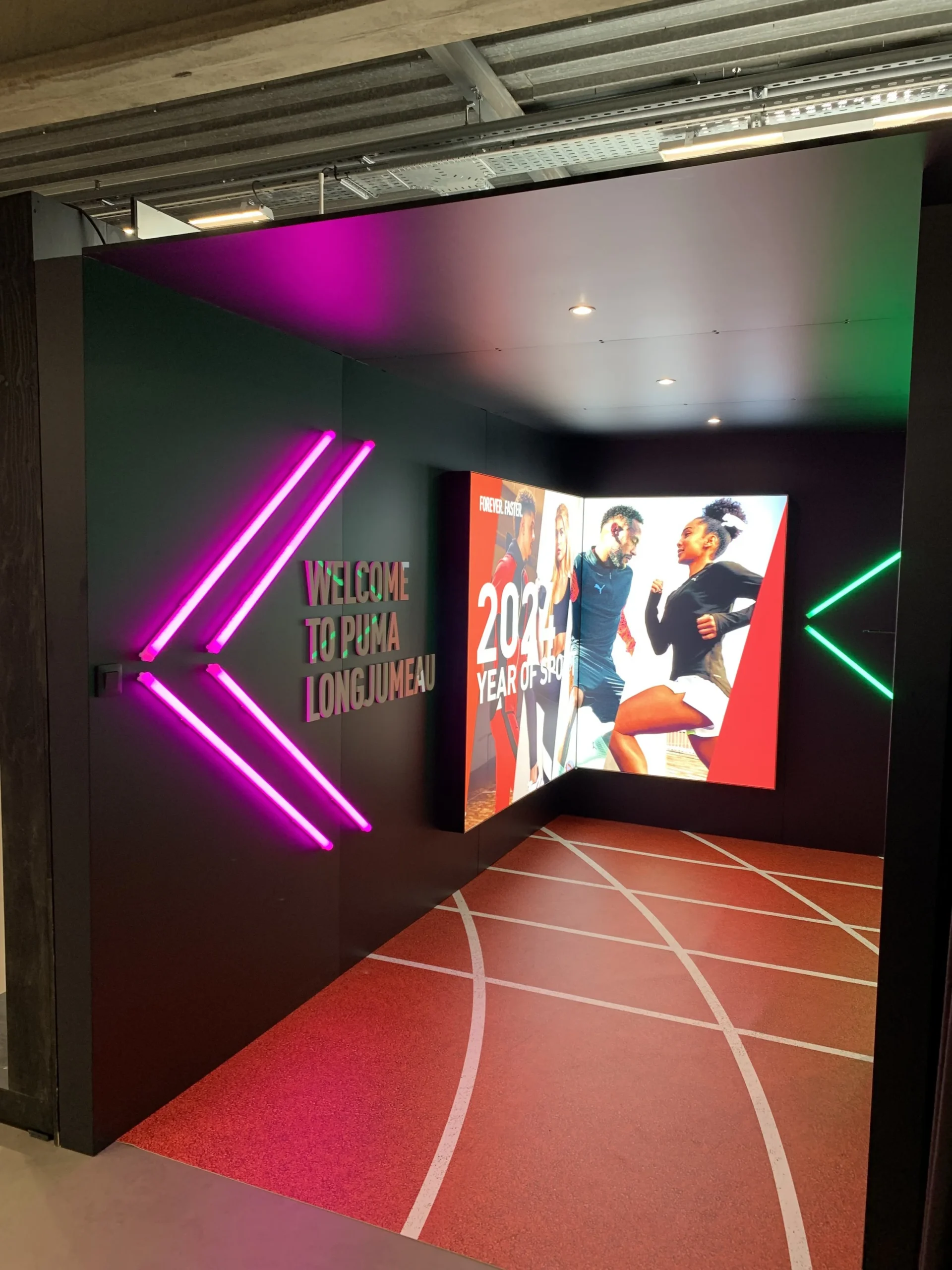 Corner PUMA Intersport — vue d’ensemble avec cadres lumineux ARKA