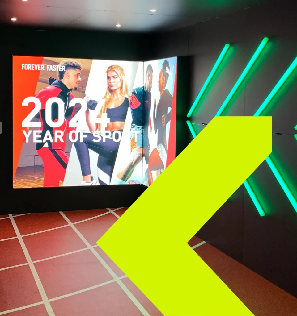 Caisson lumineux ARKA pour PUMA – installation dynamique avec LED vertes et visuel 2024 Year of Sport