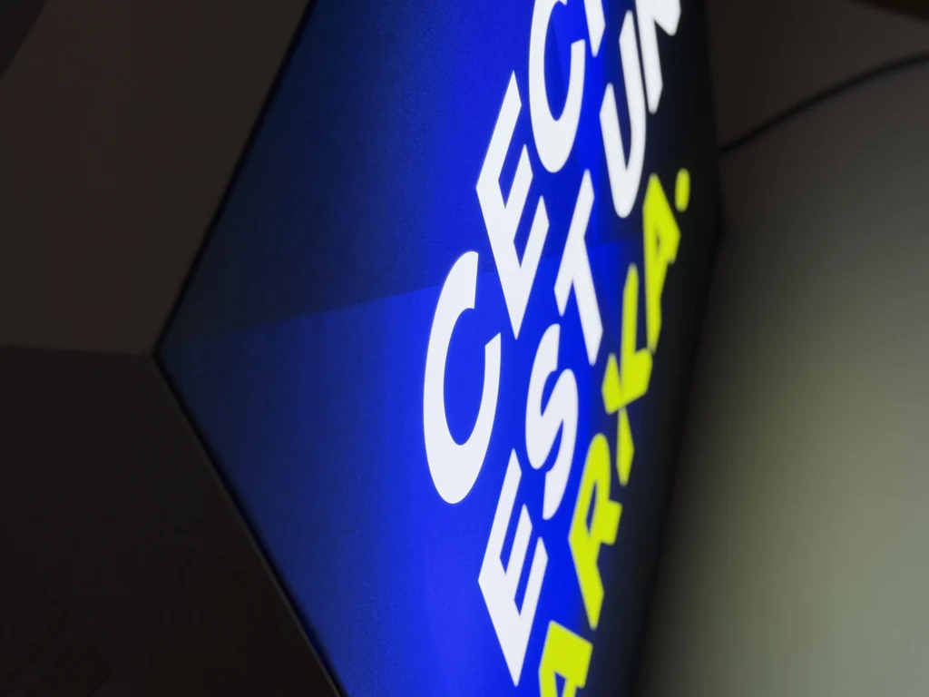 Caisson lumineux ARKA bleu et jaune – design technique et innovant