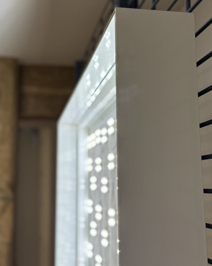 Détail d’un caisson lumineux ARKA avec éclairage LED intégré sur les côtés