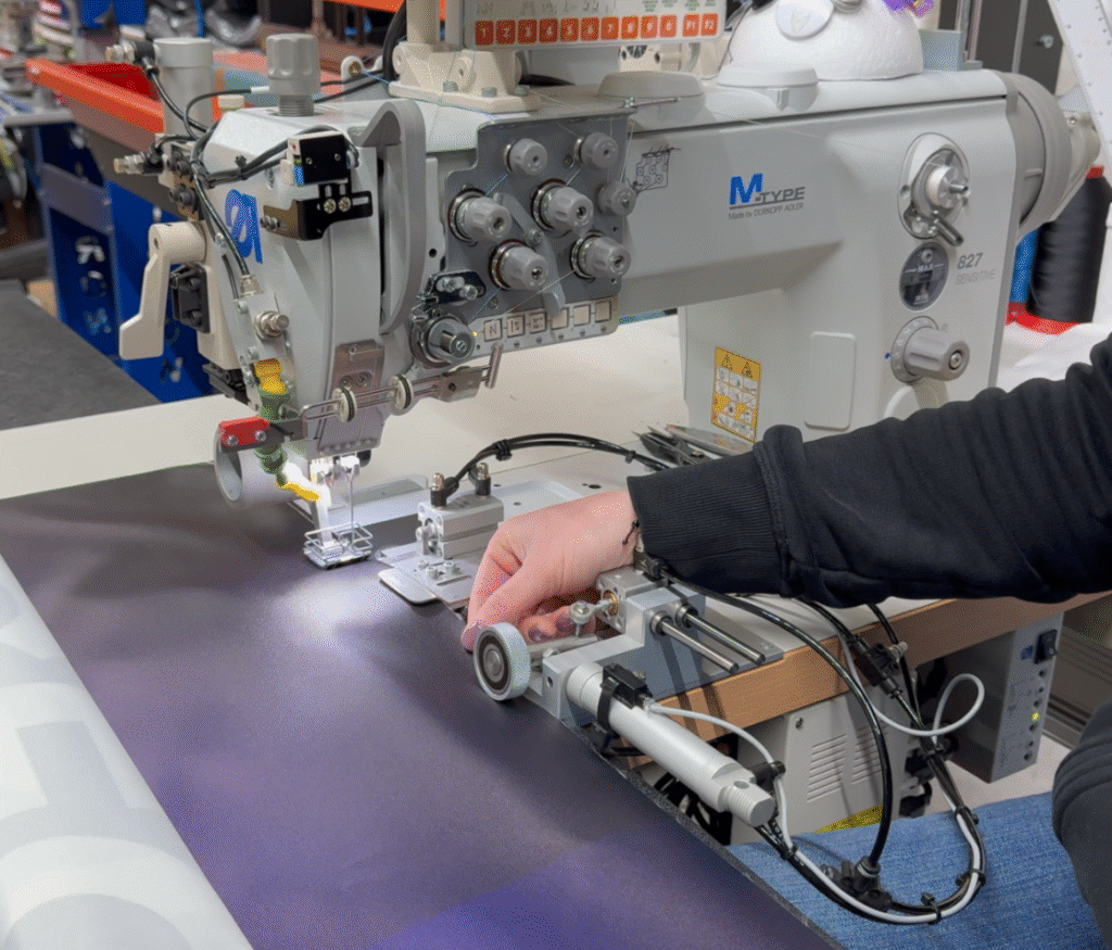 Fabrication d’un cadre textile ARKA avec machine à coudre industrielle pour l’assemblage des toiles