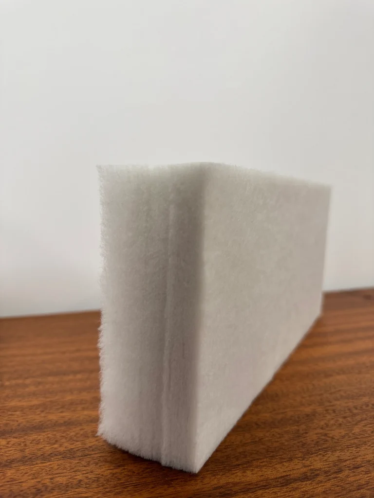 Mousse acoustique blanche utilisée à l’intérieur des cadres ARKA pour l’absorption sonore